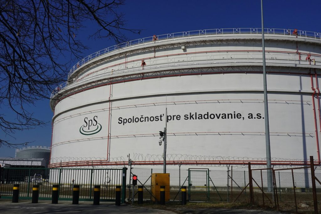 Bulk liquid fuel storage tank