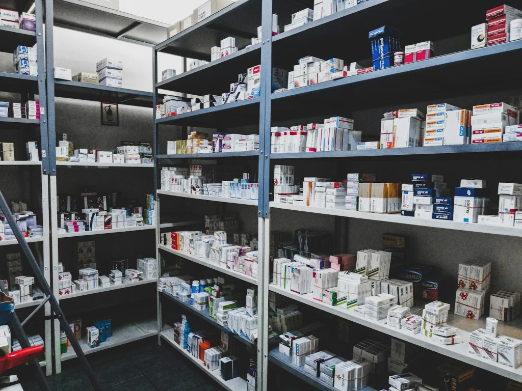 Distribution warehouse shelving