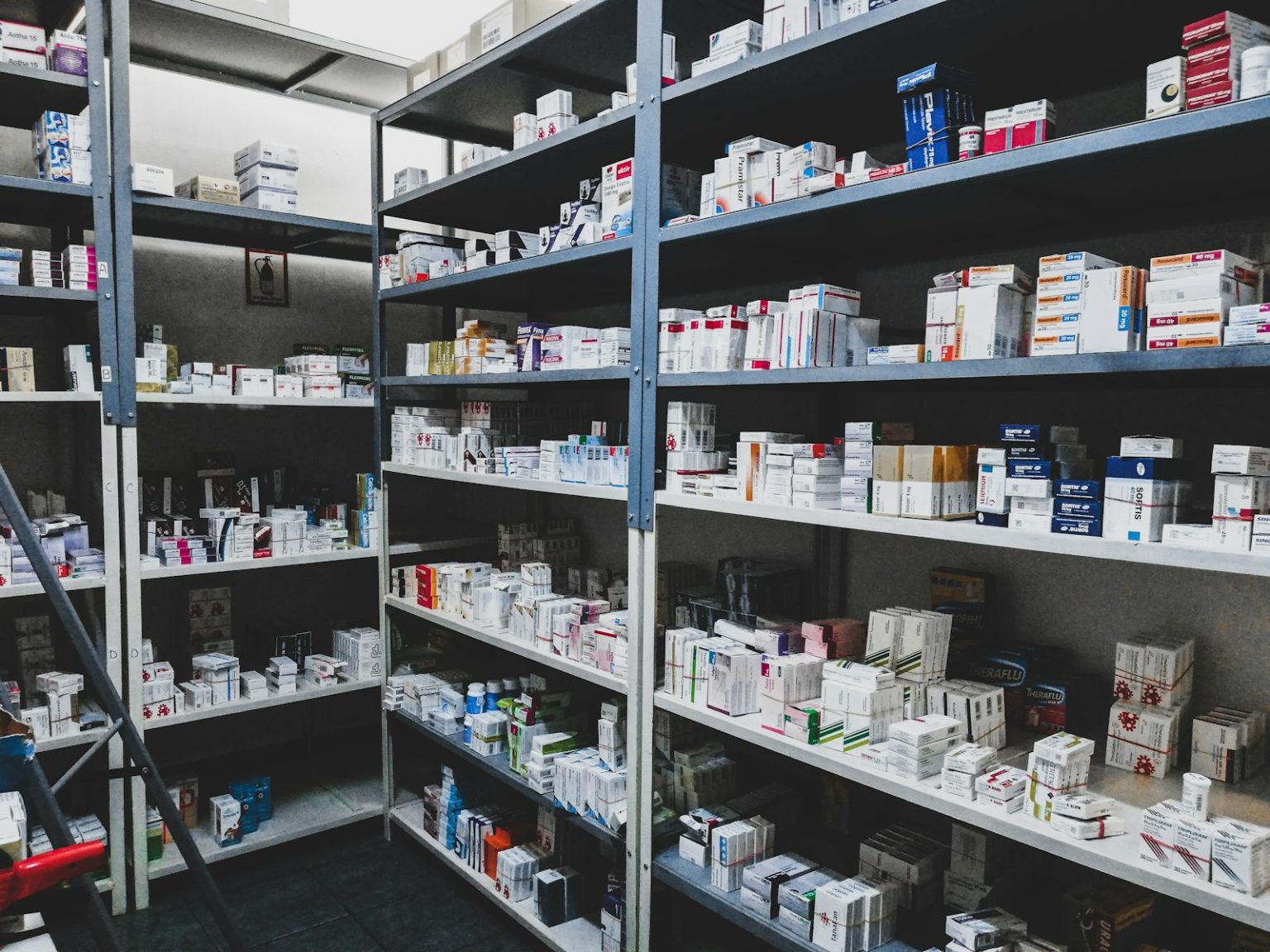 Distribution warehouse shelving