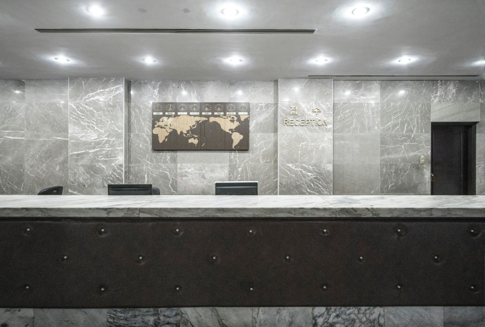 Corporate reception desk, a front-line point for managing physical aggression in the workplace